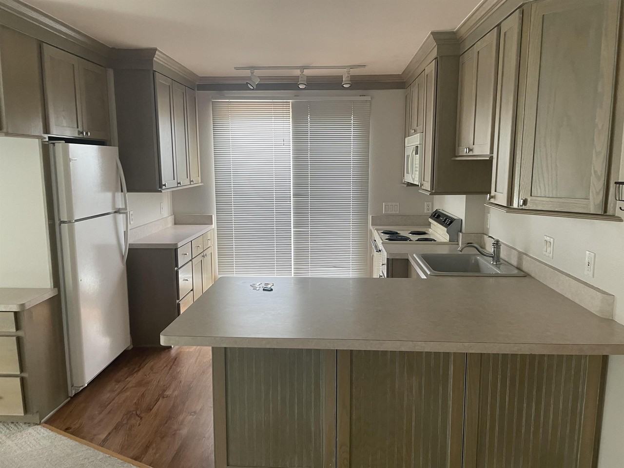 810 Erie Ave - Photo 2 of 11