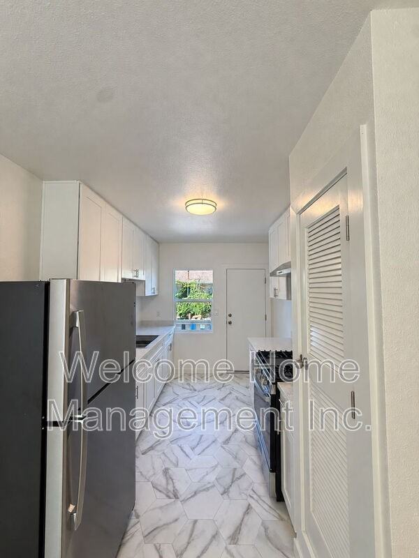 1538 Berkeley Way - Photo 6 of 16