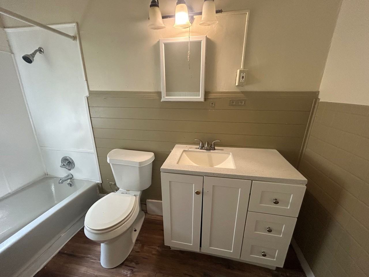 2919 E 120 ST - Photo 2 of 16