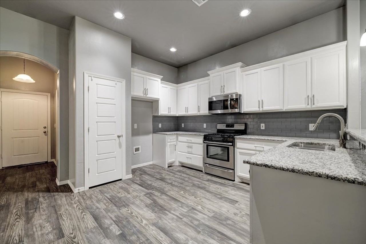 7804 Meadow Lake Dr - Photo 4 of 21