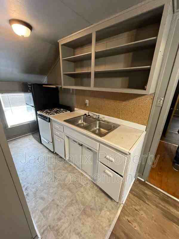 415 W Logan St #B - Photo 2 of 6