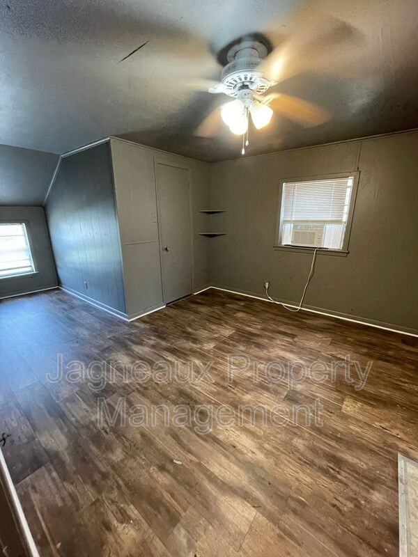 415 W Logan St #B - Photo 3 of 6