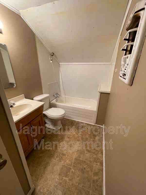 415 W Logan St #B - Photo 4 of 6