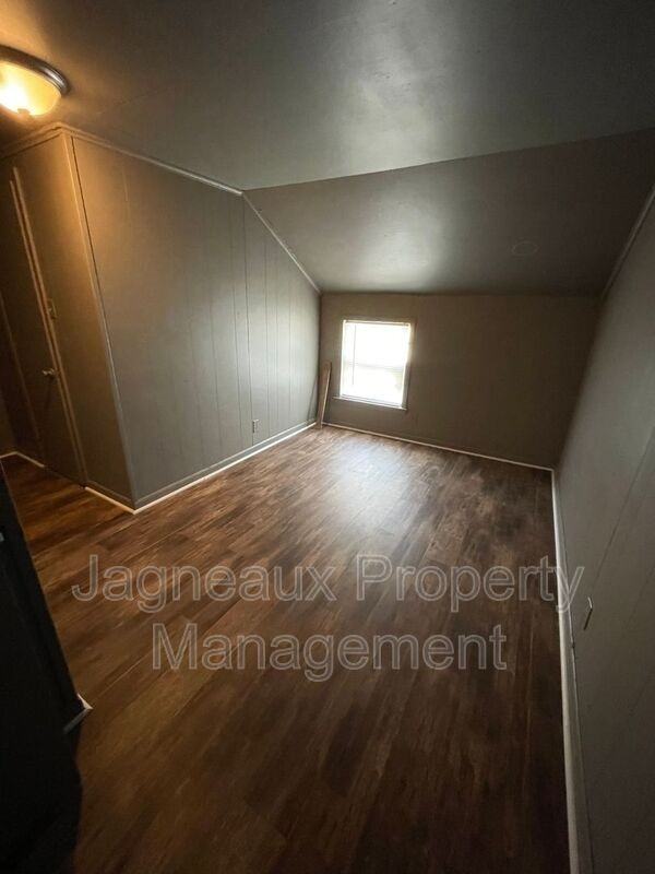 415 W Logan St #B - Photo 6 of 6