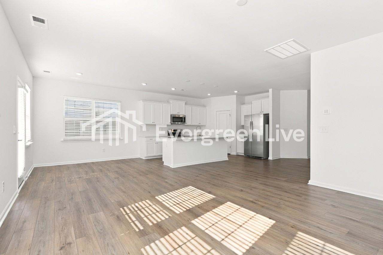 138 Farmwell Dr - Photo 3 of 15