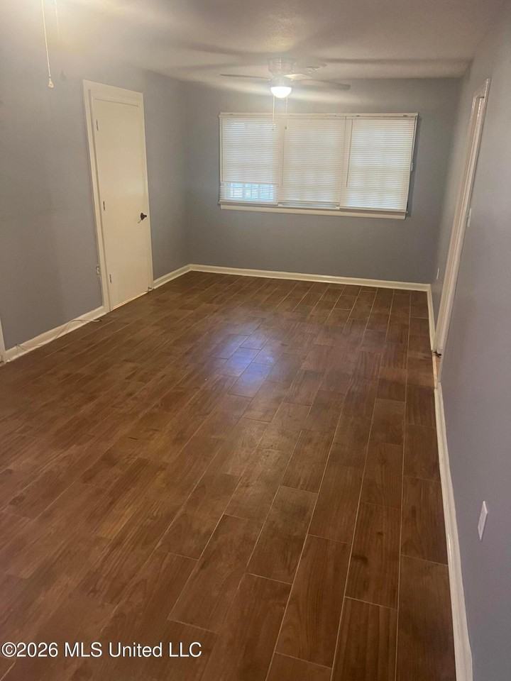 352 Queen Theresa Ln - Photo 2 of 7