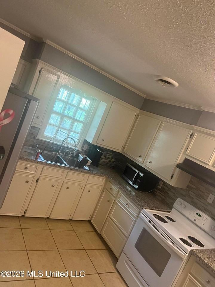 352 Queen Theresa Ln - Photo 3 of 7