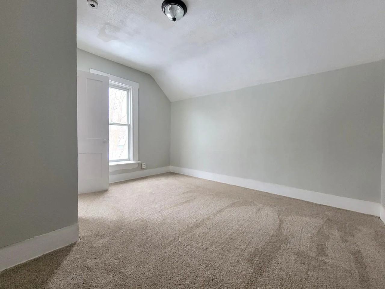 320 Crosby St - Photo 4 of 11