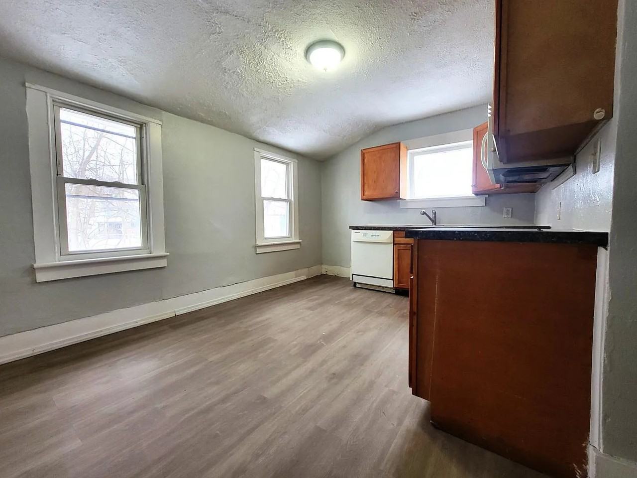 320 Crosby St - Photo 5 of 11