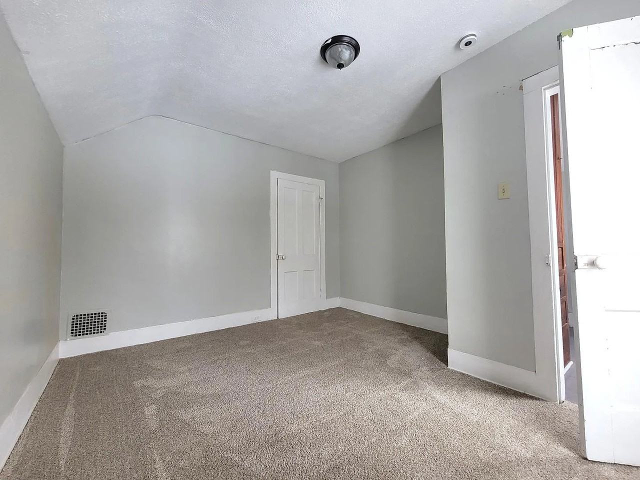 320 Crosby St - Photo 6 of 11