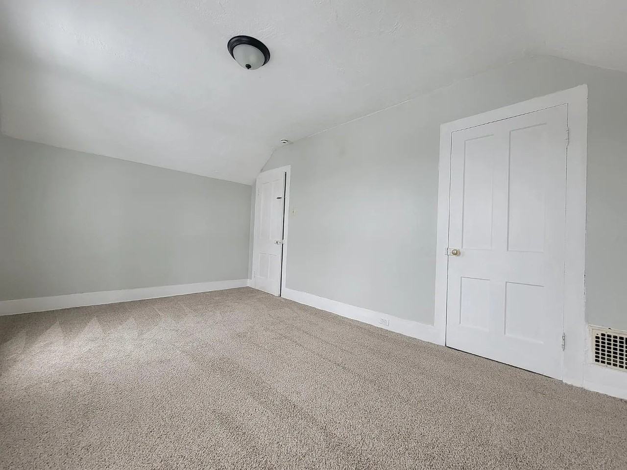 320 Crosby St - Photo 7 of 11
