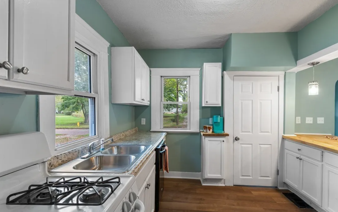 442 Matthews St - Photo 4 of 12