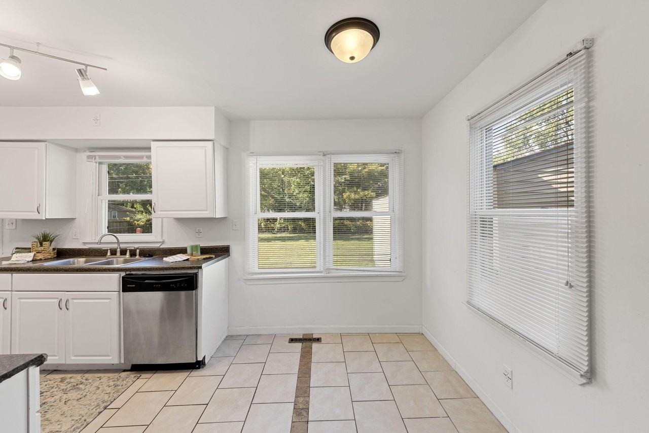 2828 Eleanor St - Photo 2 of 12