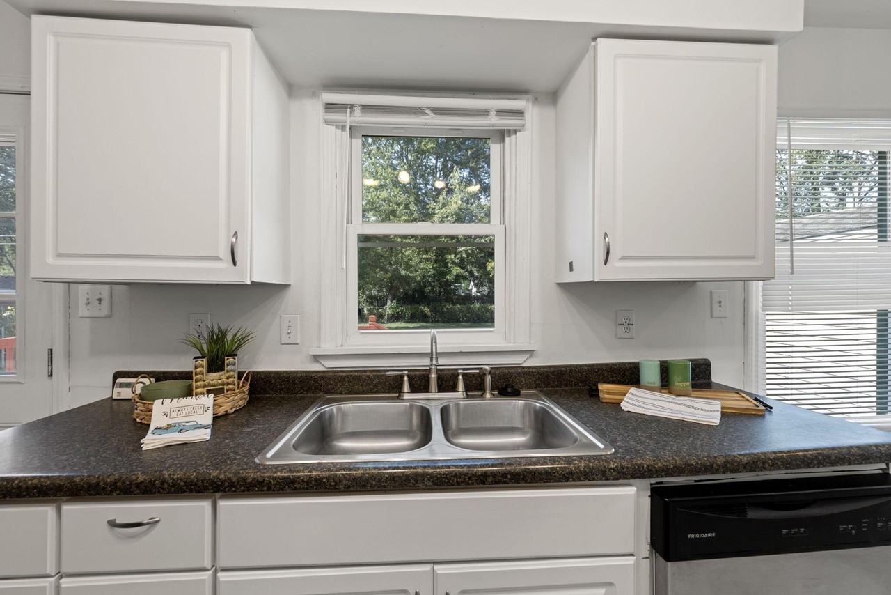 2828 Eleanor St - Photo 7 of 12