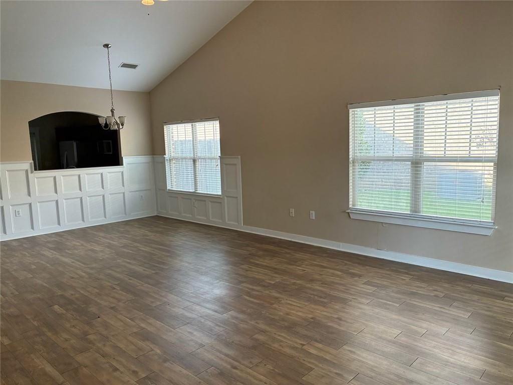 1065 Crown Walk Dr - Photo 4 of 22