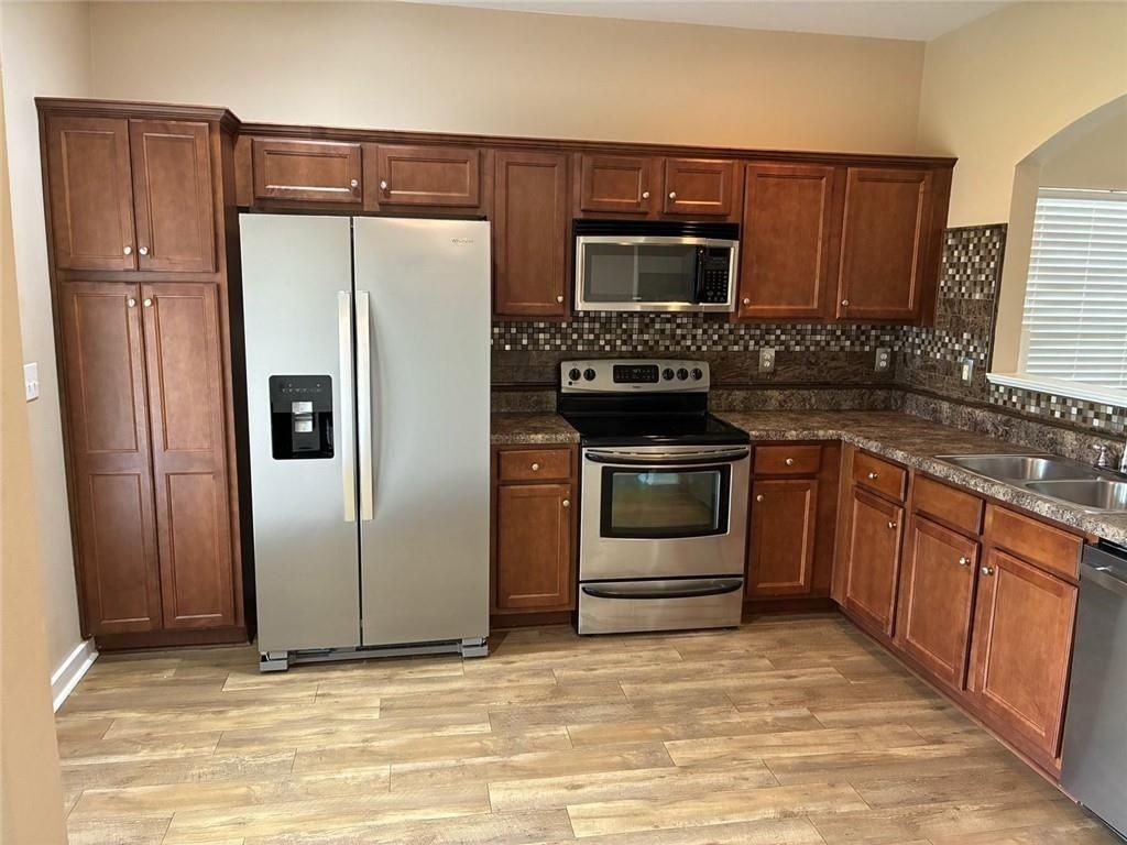 1065 Crown Walk Dr - Photo 7 of 22