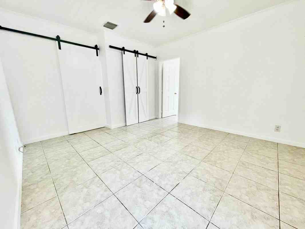 214 Ne 11th St - Photo 5 of 14