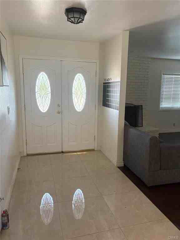 1095 W 17th St - Photo 3 of 16
