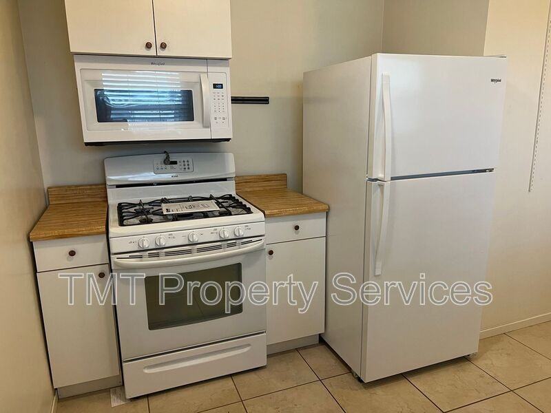 450 Hillview St - Photo 2 of 8
