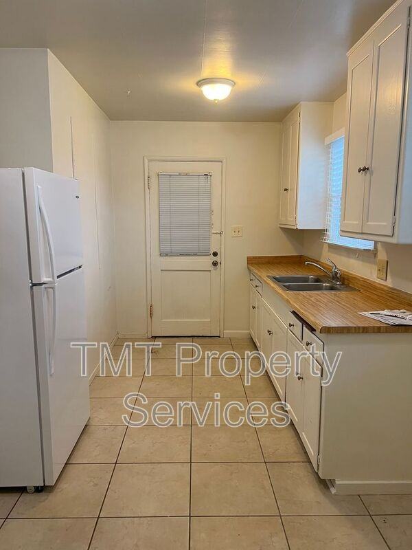 450 Hillview St - Photo 3 of 8
