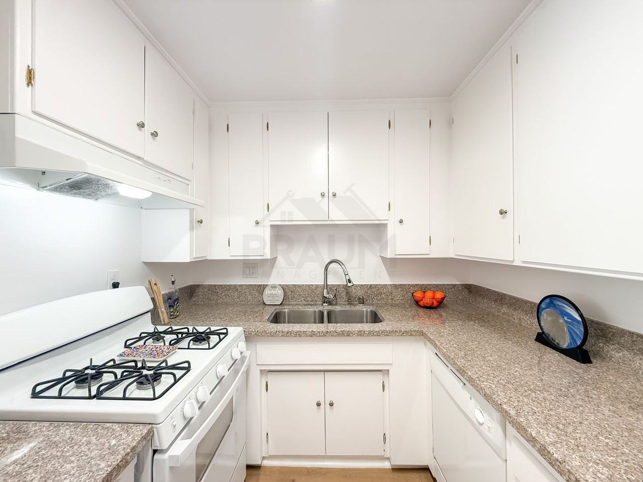 6039 WHITSETT - Photo 2 of 50