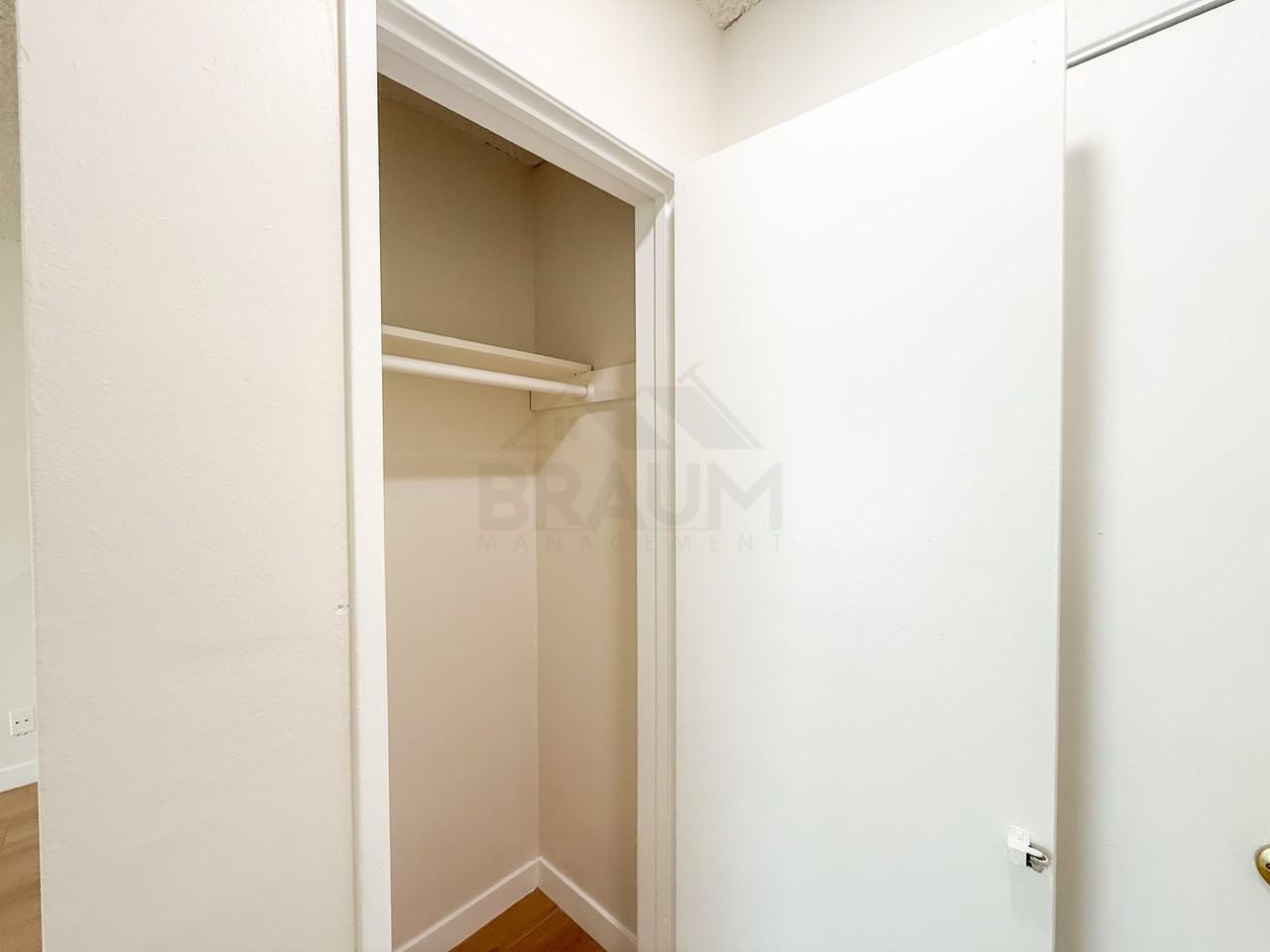 6039 WHITSETT - Photo 5 of 50