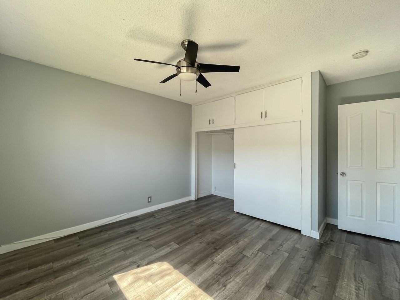 1092 Gladys Ave - Photo 4 of 13