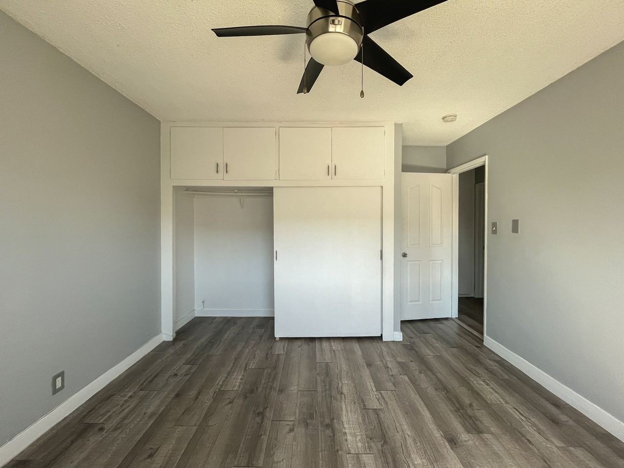 1092 Gladys Ave - Photo 5 of 13