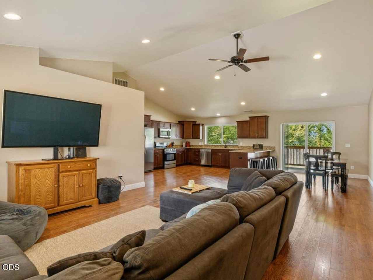 2852 Glacier Dr - Photo 4 of 21