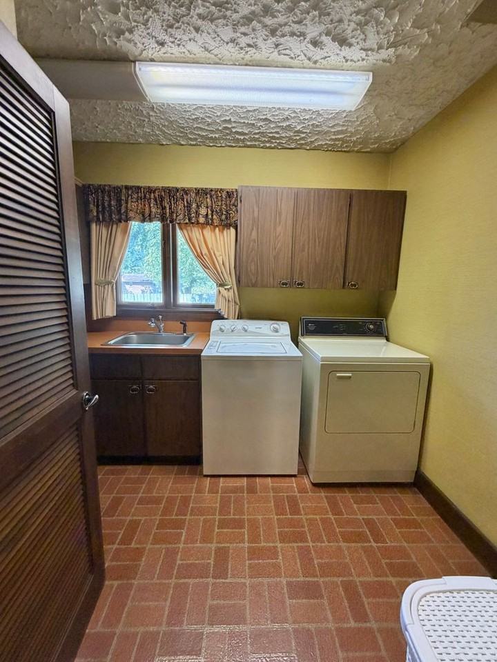 429 Shirley Ave - Photo 6 of 28