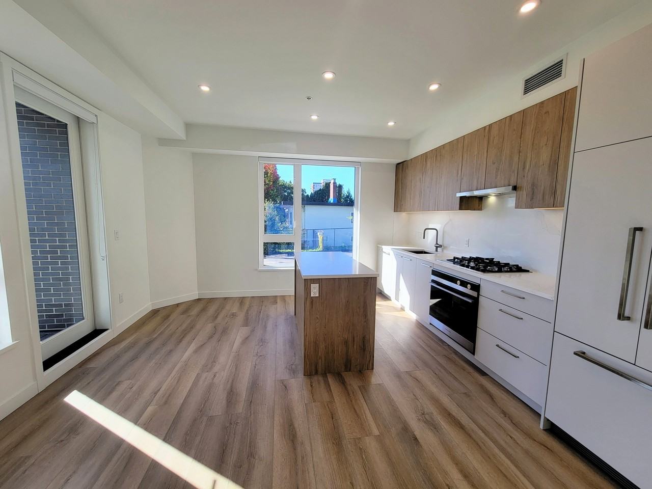 601 Rochester Avenue - Photo 4 of 17