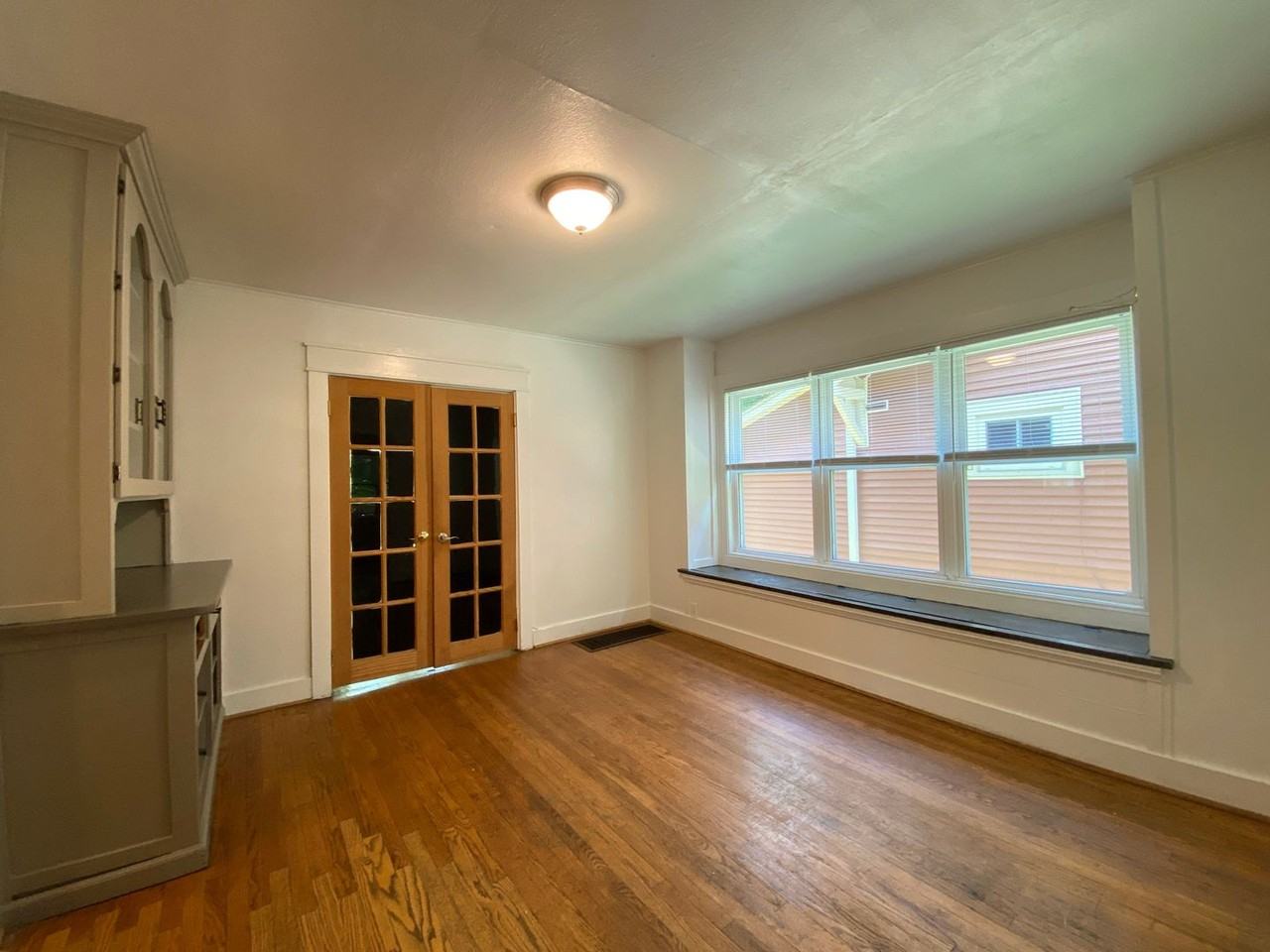 605 E University St - Photo 4 of 19