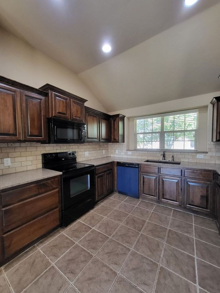 912 Bear Mountain Dr - Photo 4 of 24