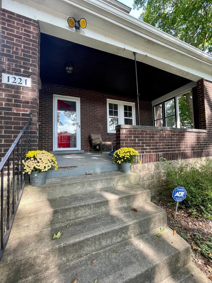 1221 E End Ave - Photo 2 of 33