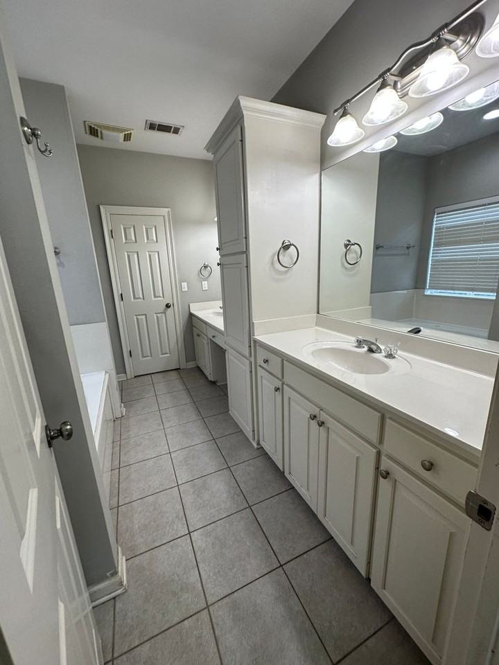 9059 Lake Mist Dr - Photo 7 of 15