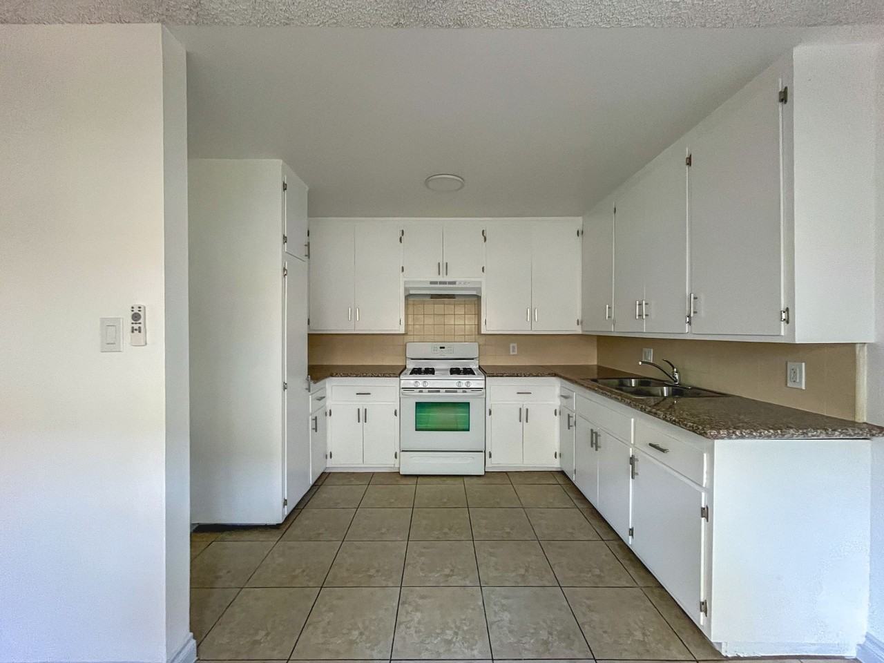 1059 N Wilmington Ave - Photo 2 of 14