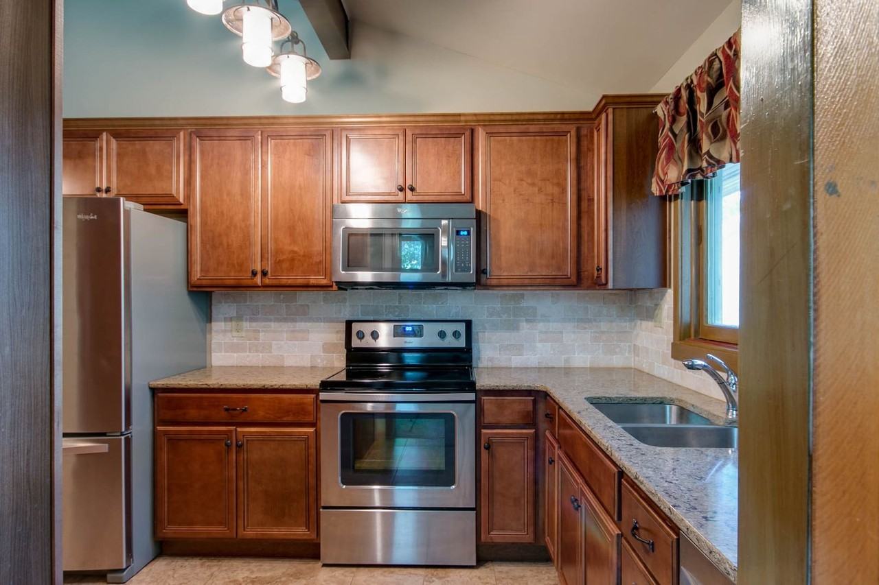 1841 Elaine Dr - Photo 2 of 33