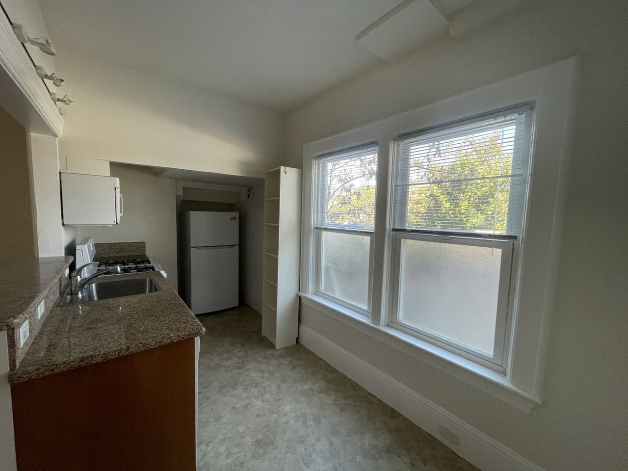 909 Virginia St #A - Photo 7 of 16
