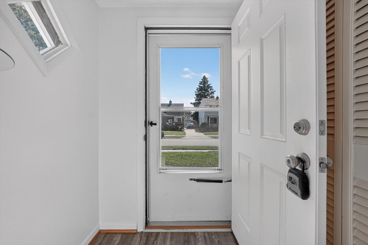 3032 Strathmoor Ave - Photo 6 of 39
