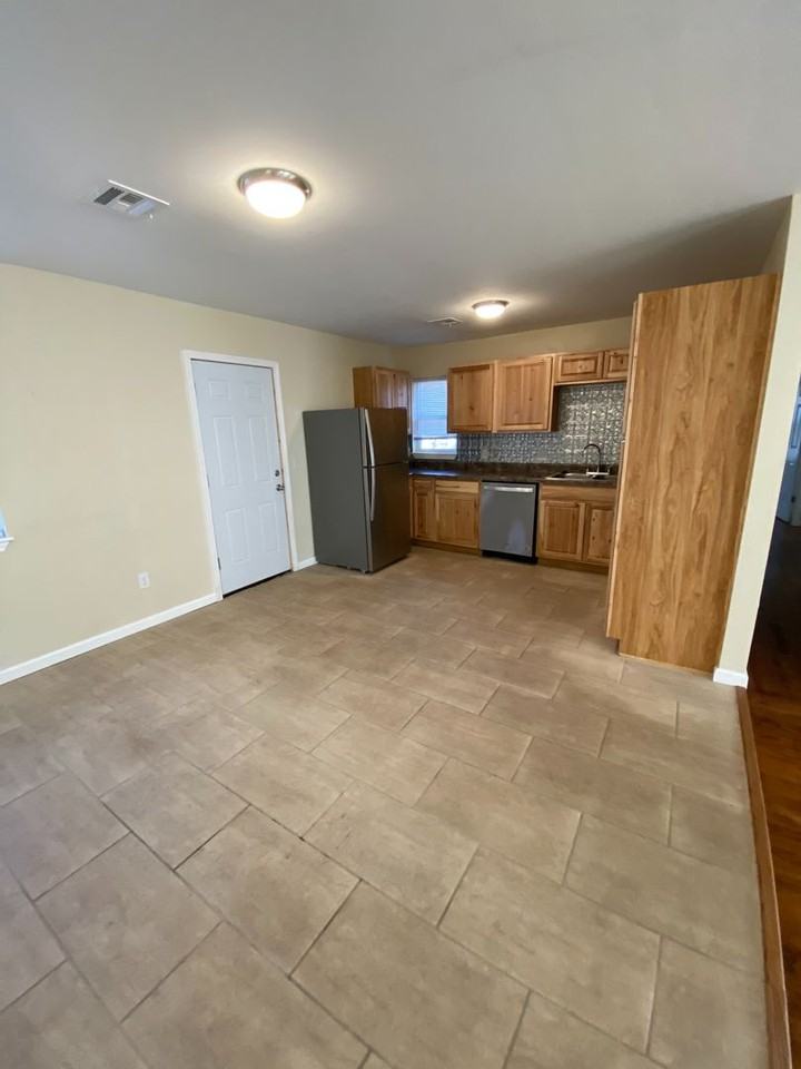 212 W Midland St - Photo 3 of 8