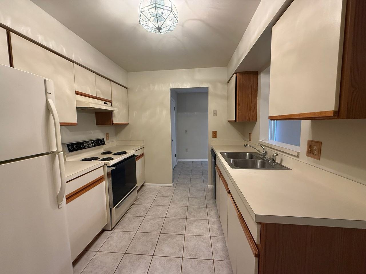 2939 Embassy Ct - Photo 4 of 18