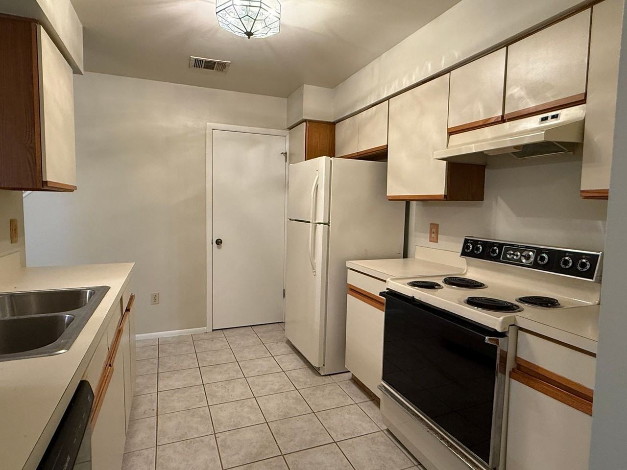 2939 Embassy Ct - Photo 5 of 18