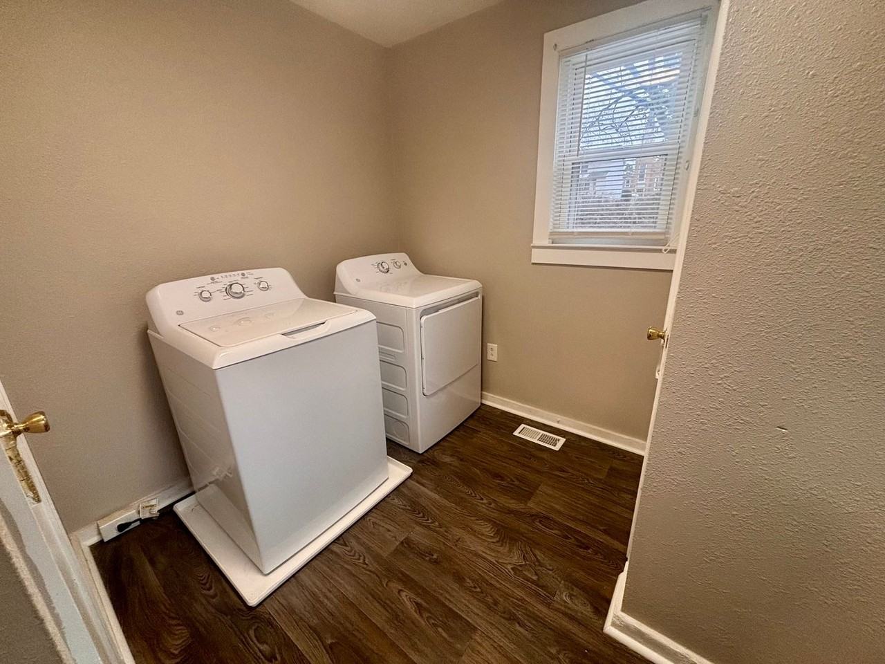 406 N Brunswick Ave - Photo 4 of 16