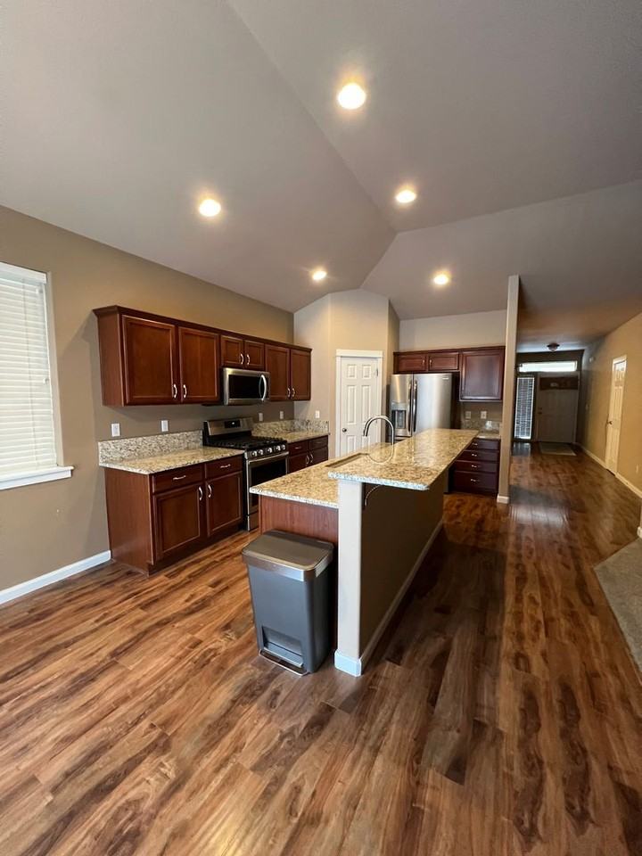 2668 Stonecreek Dr - Photo 5 of 24