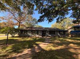 featured image of 2214 E Ridgewood Dr