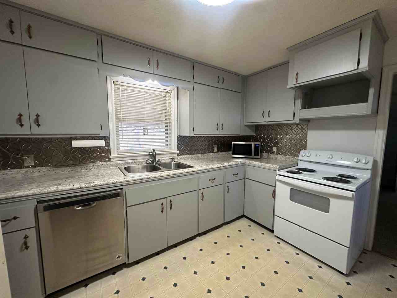 281 Stone St - Photo 6 of 18