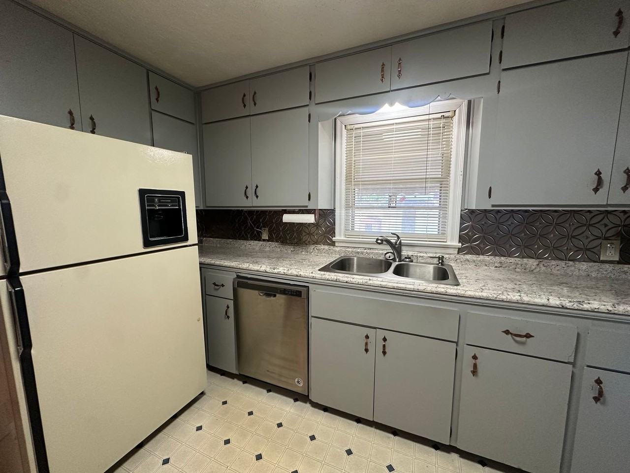 281 Stone St - Photo 7 of 18