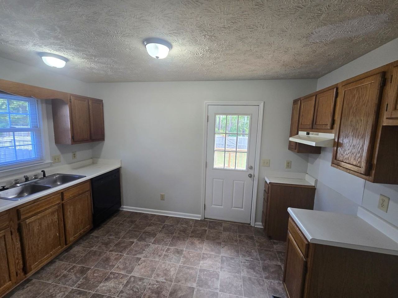 647 Daharan Dr - Photo 5 of 15