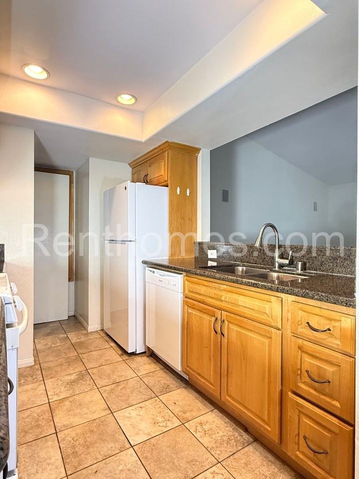 9444 Twin Trails Dr #203 - Photo 5 of 28