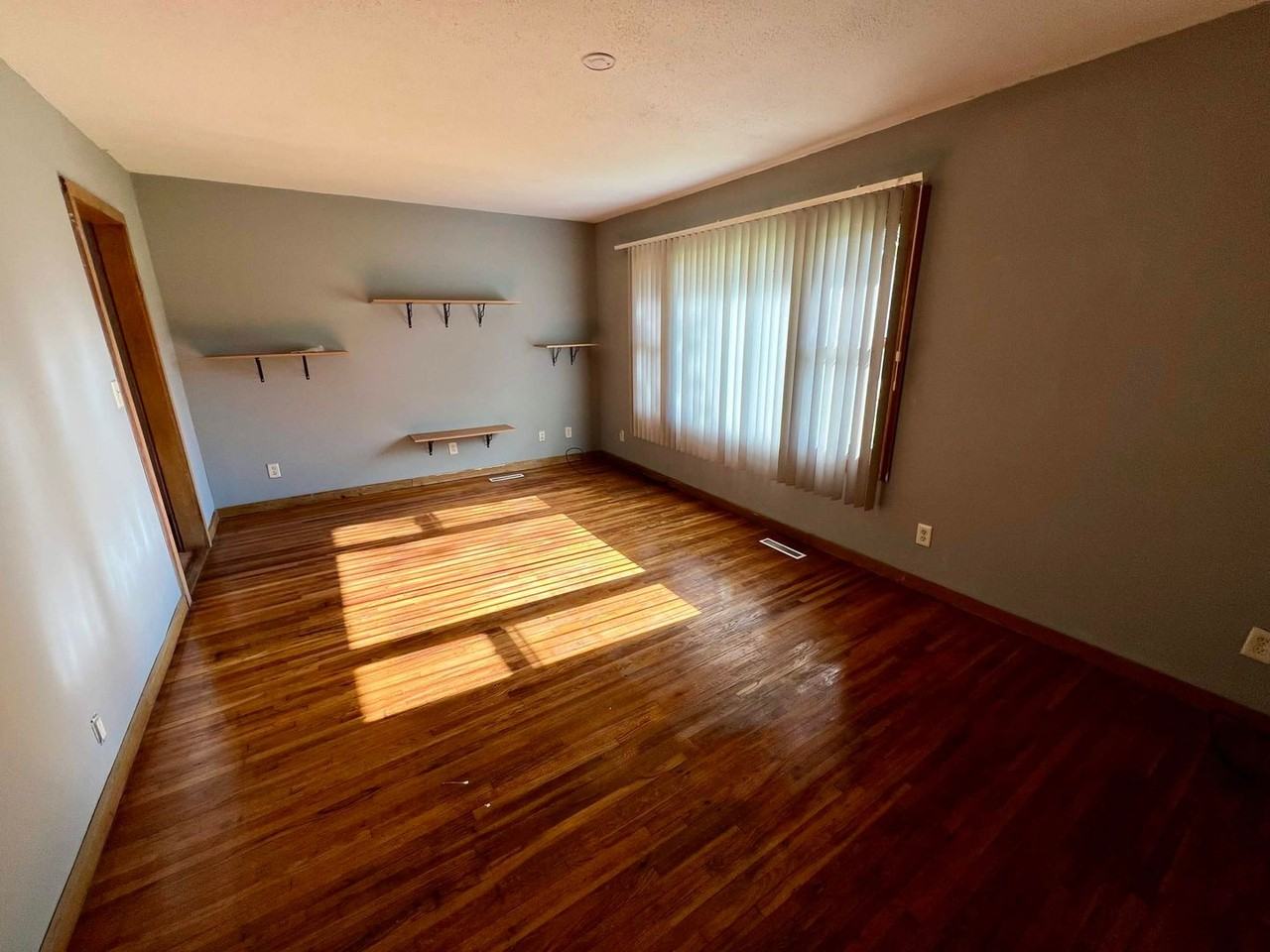 5424 104th St - Photo 5 of 17